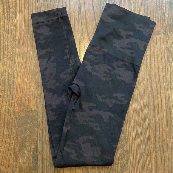 SPANX Look at Me Now Seamless Leggings Black Camo Small - Picture 5 of 11